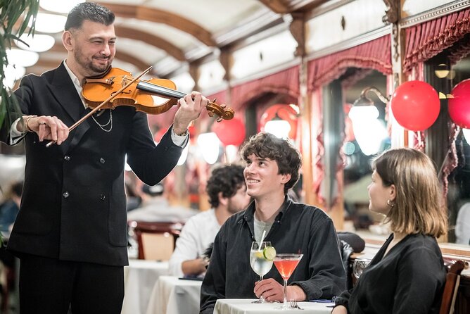 10PM Budapest Danube Cruise with Live Music & Food or Drinks - Getting the best views and photographs