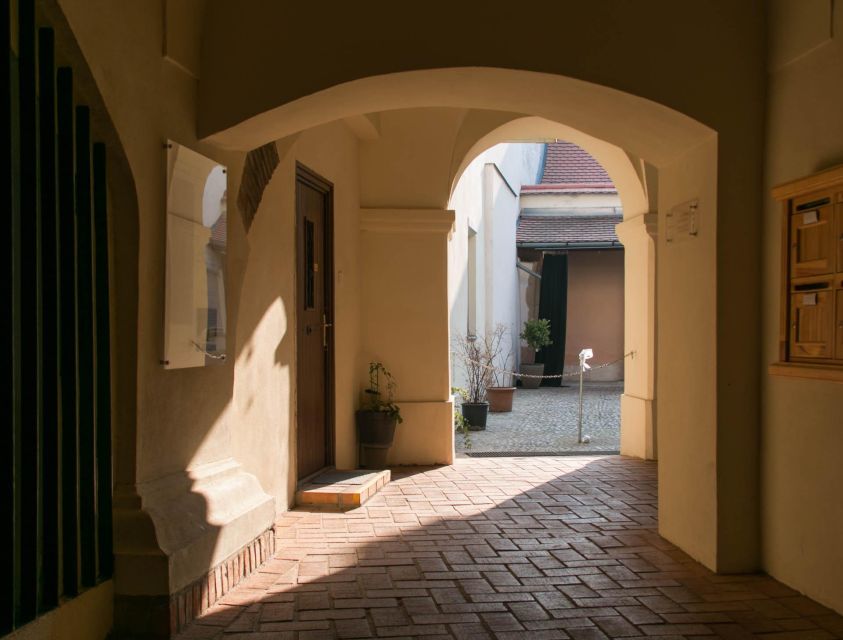 2 Hours Buda Castle Walking Tour - Walk with a Historian - The Synagogue-Museum and the lost larger synagogue