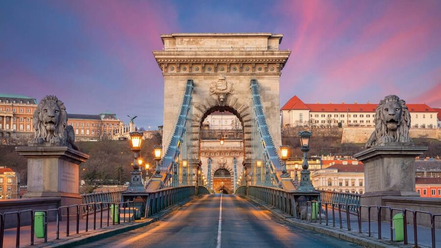 Best of Budapest: Private Walking Tour with a Local - Choosing between a short walk and six hours