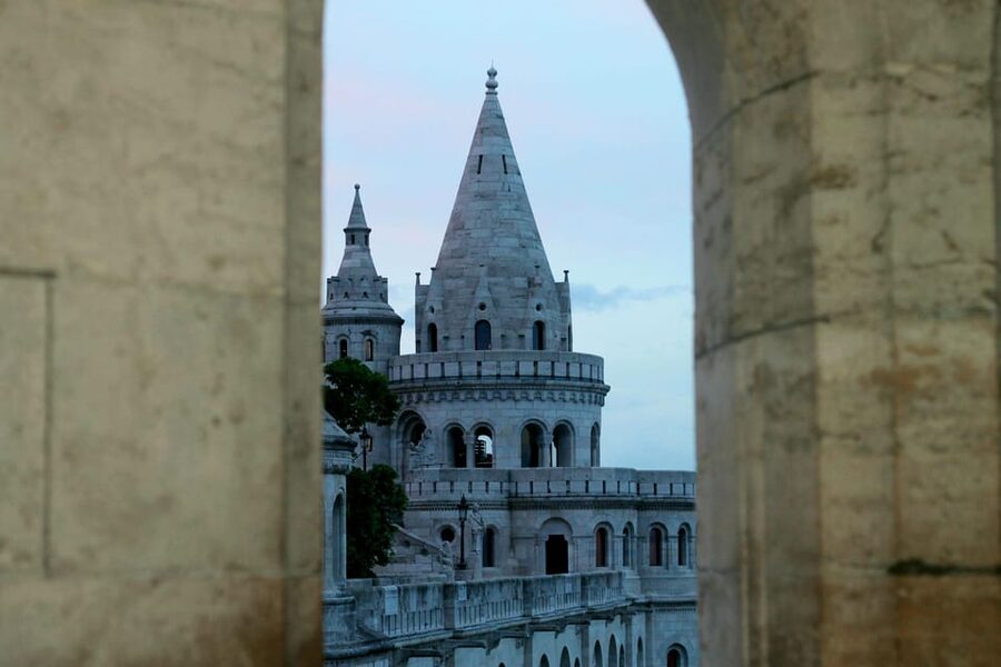 BloodThirsty Hungary: Walking tour & Dark Historical Stories - Buda Castle and the Fountain of King Matthias