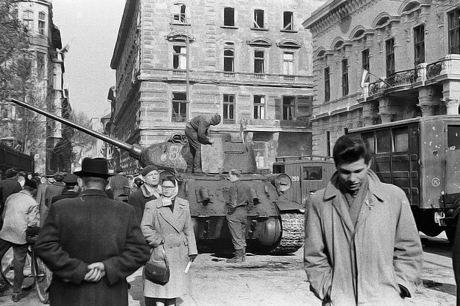 Born Under The Red Star - The History of Communism in Hungary - Private Tour - The Communist-themed bar: a small break with a clear purpose