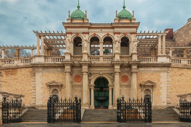 Buda Castle Quarter Walking Tour - Buda Castle, royal fountains, and Sándor Palace