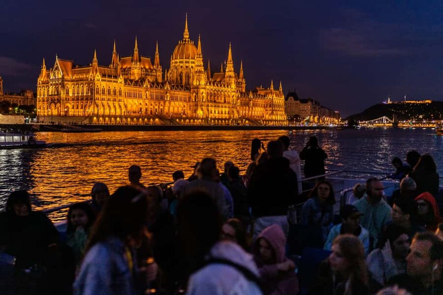 Budapest: 1-Hour Evening Sightseeing Cruise with Drink - Key points to know before boarding
