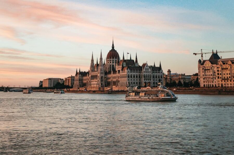 Budapest: 1-Hour Evening Sightseeing Cruise with Drink - Chain Bridge and Elisabeth Bridge from the river