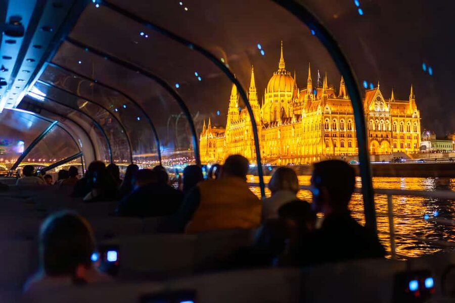 Budapest: 1-Hour Evening Sightseeing Cruise with Drink - The audio guide and multilingual setup