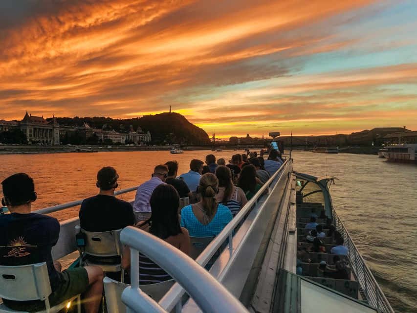 Budapest: 1-Hour Evening Sightseeing Cruise with Drink - Timing your one-hour sailing