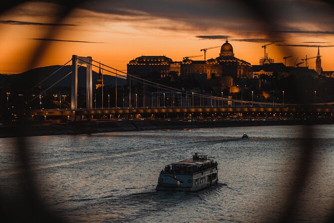 Budapest: 1-Hour Highlights Cruise with Welcome Drink - The first views: Margaret Bridge and the Buda hills