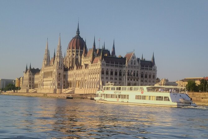 Budapest: 1-Hour Highlights Cruise with Welcome Drink - Bridges, universities, and the modern riverfront