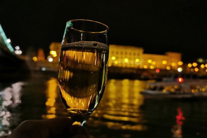 Budapest: 1-Hour Highlights Cruise with Welcome Drink - Seating, crowding, and onboard comfort