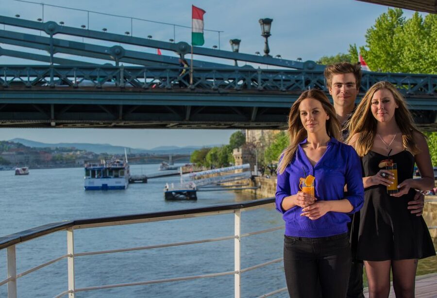 Budapest: 1 hr Sunshine Booze Cruise with Prosecco - Passing Margaret Bridge and the northern city view