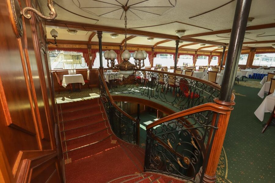 Budapest: 1 hr Sunshine Booze Cruise with Prosecco - Boarding at Akadémia dock 2
