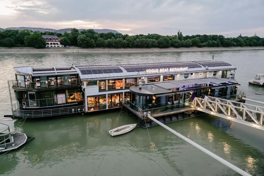 Budapest: 2-Course Dinner for 2 on a Boat Restaurant - Champagne, candlelight, and the first course