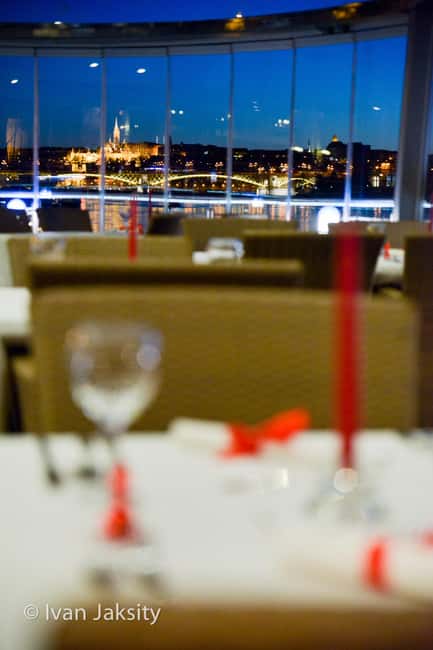 Budapest: 2-Course Dinner for 2 on a Boat Restaurant - Food quality and atmosphere: keep expectations sensible