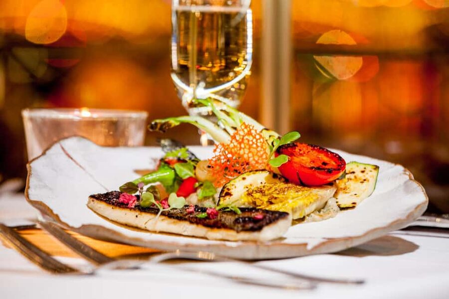 Budapest: 2-Course Dinner for 2 on a Boat Restaurant - Who should book this dinner?