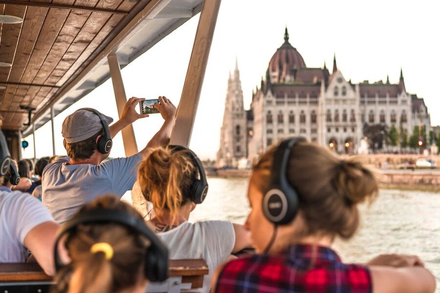 Budapest: 3-hour City Tour with Castle Walk + 1-hour Cruise - Who gets the best value from $60