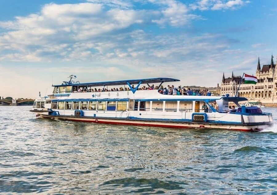Budapest: 3-hour City Tour with Castle Walk + 1-hour Cruise - How the guide affects the day
