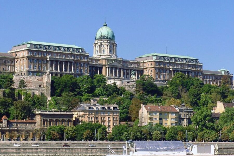 Budapest: 3-Hour Grand City Tour and Castle Walk - Walking up into Buda Castle District