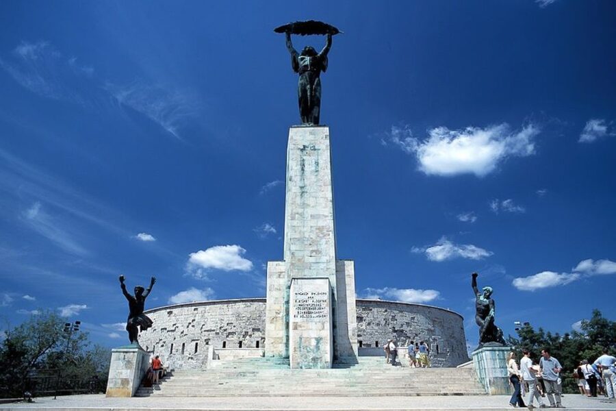 Budapest: 3-Hour Grand City Tour and Castle Walk - What the guides add to the experience