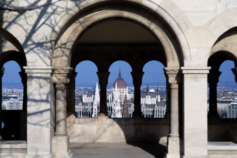 Budapest: 3-Hour Grand City Tour and Castle Walk - Transport, pace, and group size