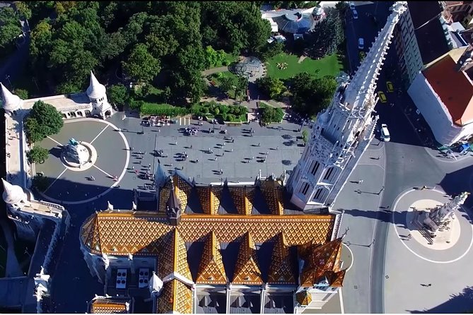 Budapest: 3-Hour Live-guided Bus Tour and 1-hour River Cruise - A live guide makes the bus portion work