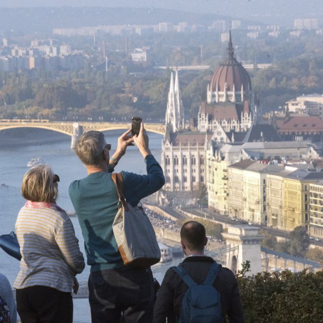 Budapest: 3-Hour Live Guided Sightseeing Tour - Key points at a glance