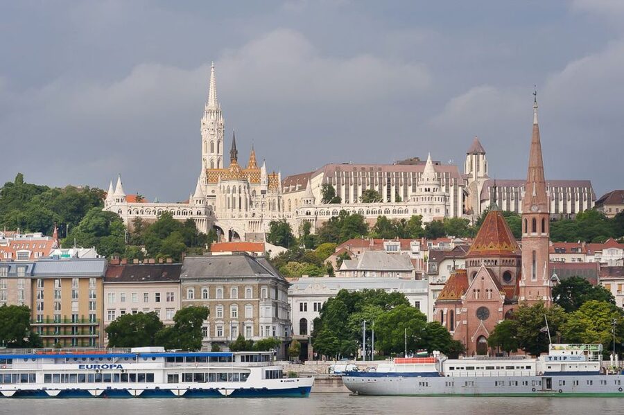 Budapest 3-Hour Walking Tour in Italian - Reading Pest through its grand buildings