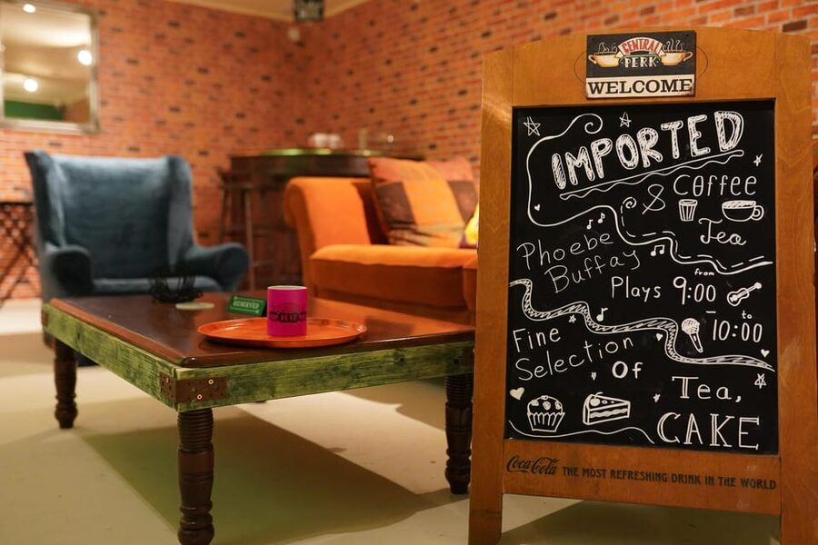 Budapest: 90s Sitcom Escape Room Adventure with Drinks - A 90s sitcom set in Central Pest