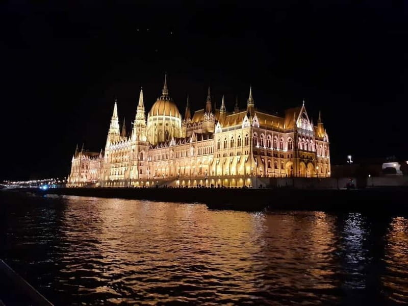 Budapest: Boat Cruise with Personal Guide and Drink - One hour on the Danube, with the city in front of you