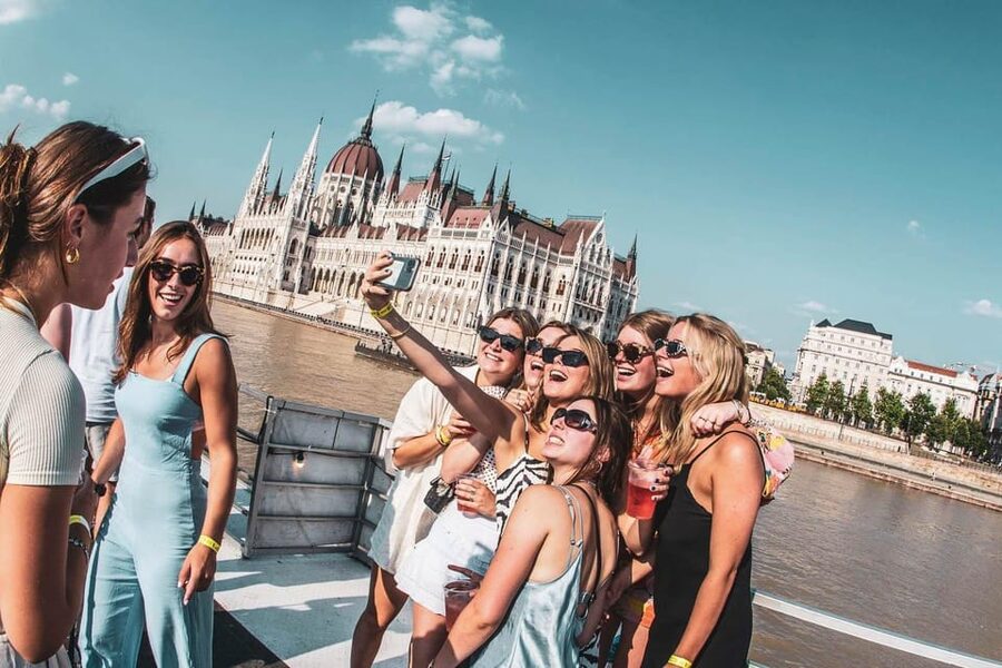Budapest: Boat Party with option of Unlimited Drinks - Boarding for the Danube boat party