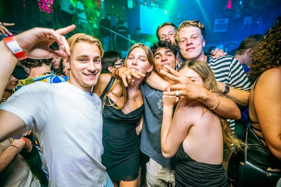 Budapest: Boat Party with option of Unlimited Drinks - The after-party and skip-the-line entry