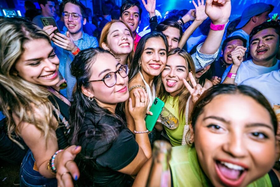 Budapest: Boat Party with option of Unlimited Drinks - Weather, timing, and useful planning advice