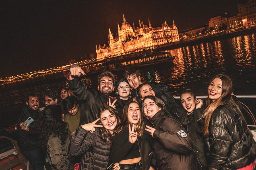 Budapest: Boat Party with option of Unlimited Drinks - The optional pre-party and two hours of drinks