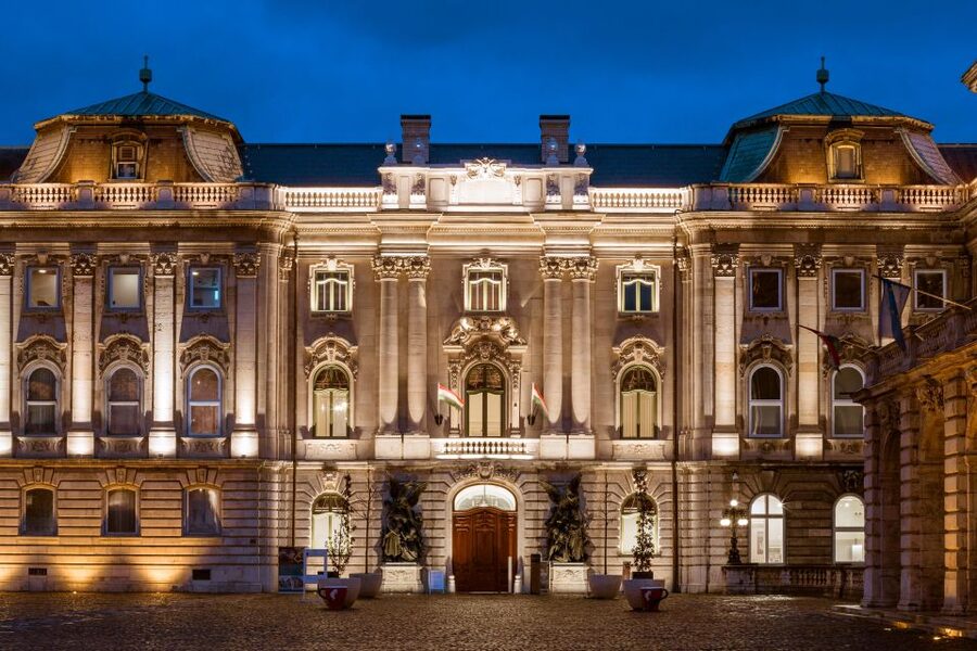Budapest: Buda Castle Walk with Saint Stephen's Hall - Weather, footwear, and practical limits