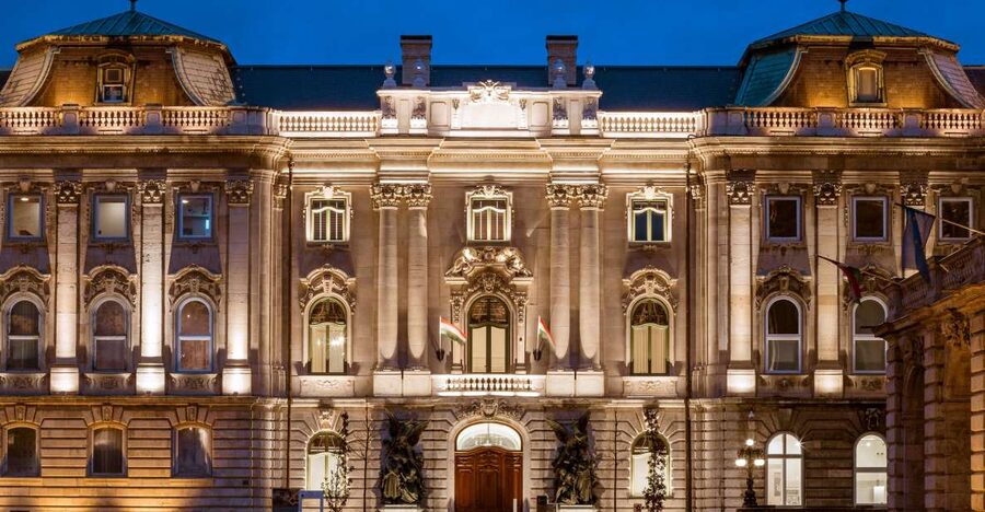 Budapest: Buda Castle Walk with Saint Stephen's Hall - Szent György Square and the royal timeline