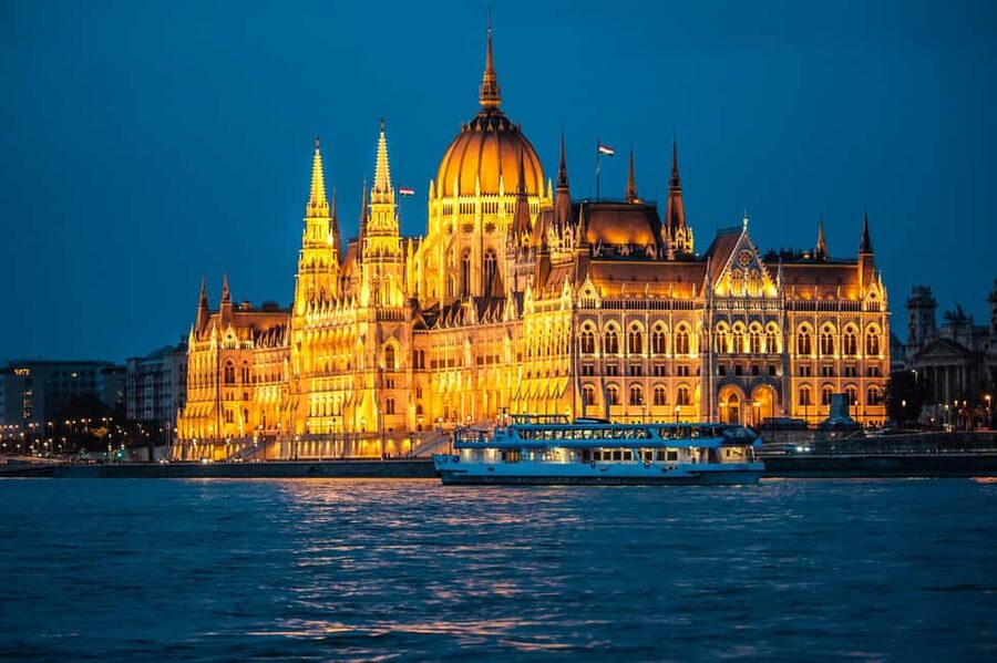 Budapest By Night Sightseeing Cruise - Why Budapest looks better from the Danube at night