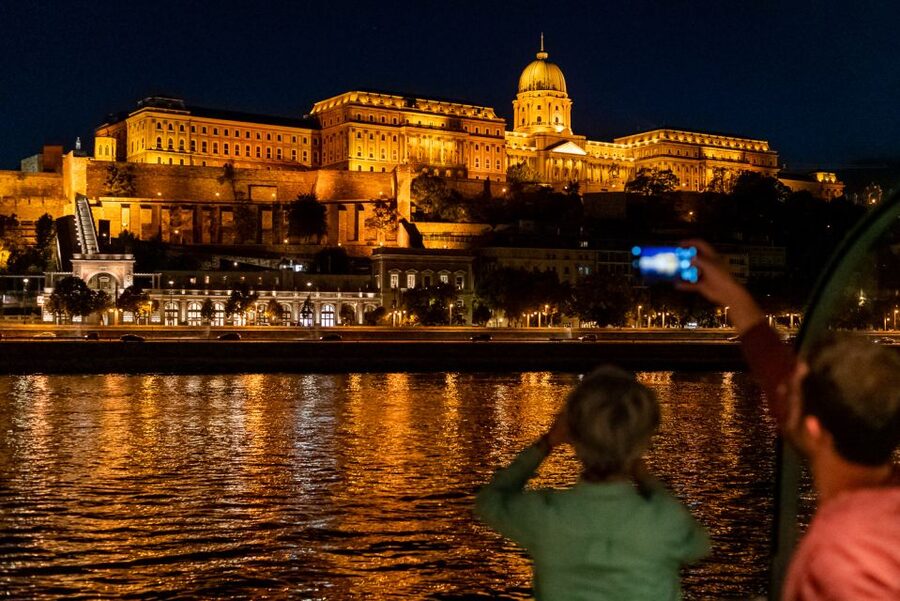 Budapest: Candlelit Dinner River Cruise with Live Music - Why Budapest looks magical from the Danube