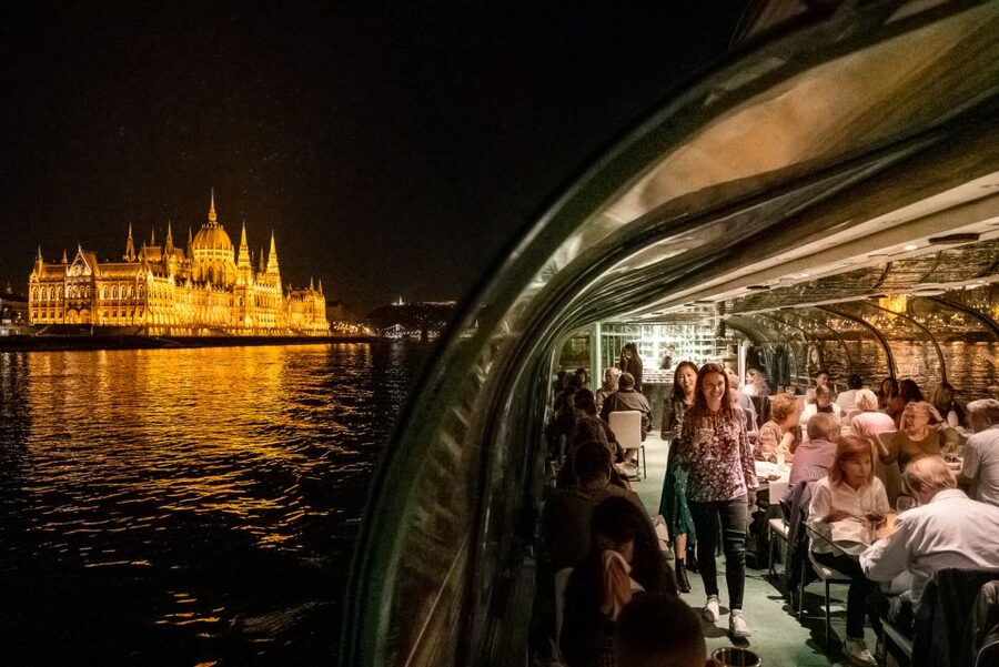 Budapest: Candlelit Dinner River Cruise with Live Music - Live music that supports the dinner