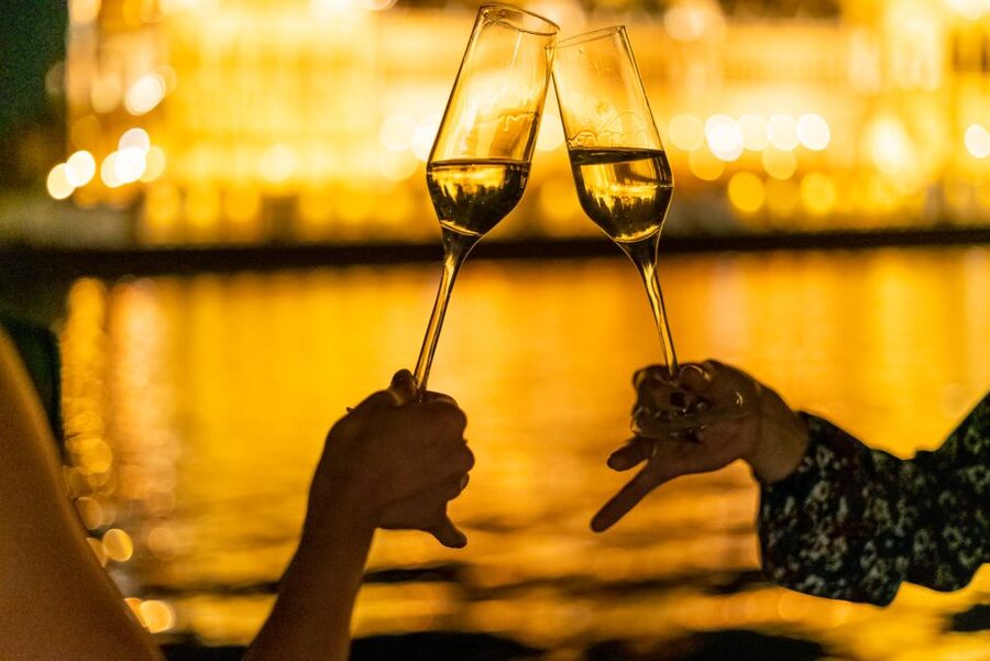Budapest: Candlelit Dinner River Cruise with Live Music - Parliament, the Danube bridges, and the first turn