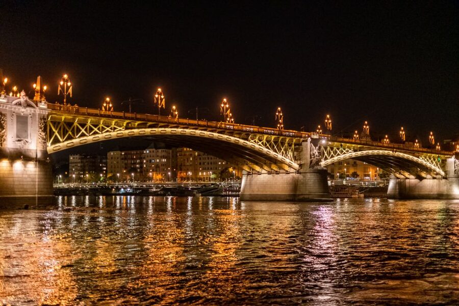 Budapest: Candlelit Dinner River Cruise with Live Music - Buda Castle and Gellért Hill after dark