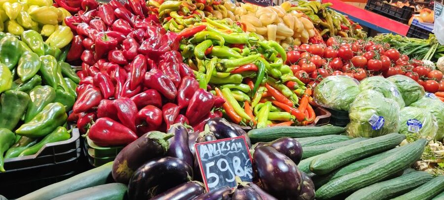 Budapest: Central Market Hall Guided Food Tour with Tastings - Key points at a glance