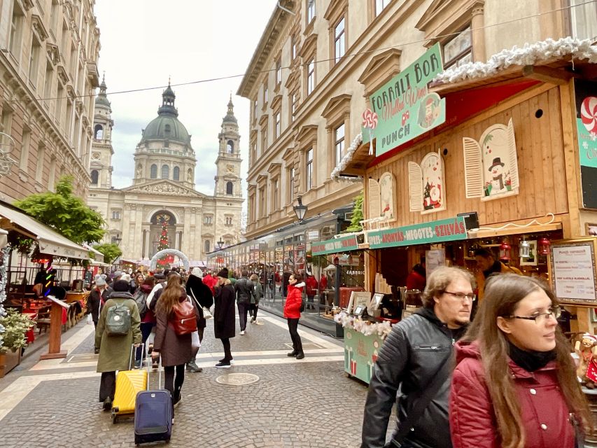Budapest: Christmas Market Guided Walking Tour with Tastings - Guide quality and the value of a private group