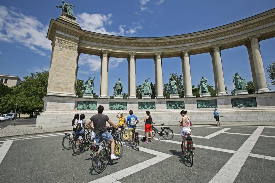 Budapest: City Bike Tour with Coffee Stop - Starting near Vaci utca and Andrassy Boulevard