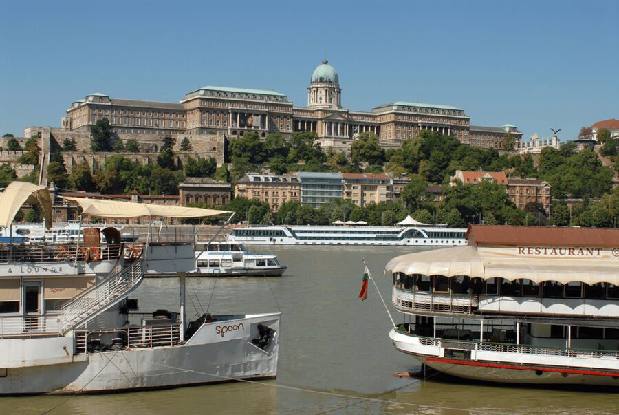 Budapest: City Discovery Tour - Starting near the Danube and finding the Eurama office