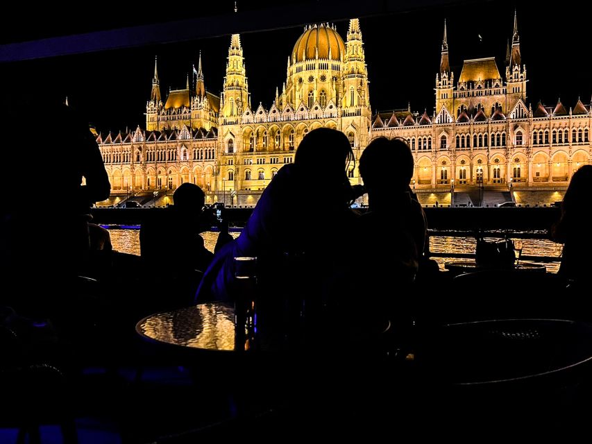 Budapest: City Highlights Cruise with Welcome Drink - Buda Castle, Várkert Bazár, and Gellért Hill