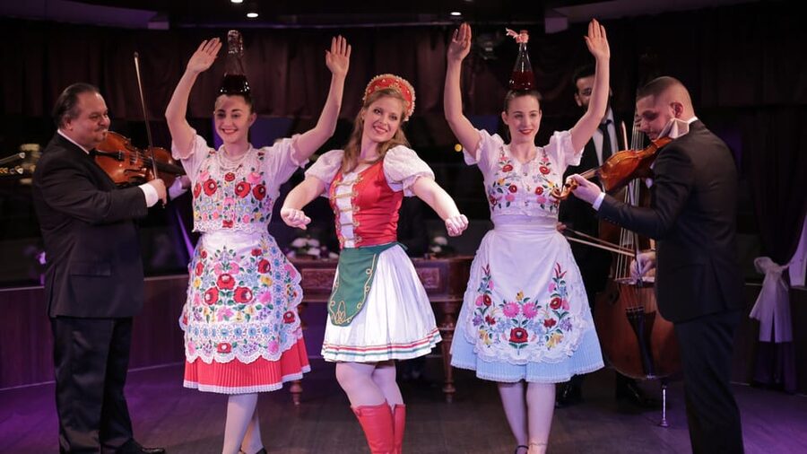 Budapest: Danube Cruise with Folk Dancing and Drinks - A folk show with Budapest as the backdrop