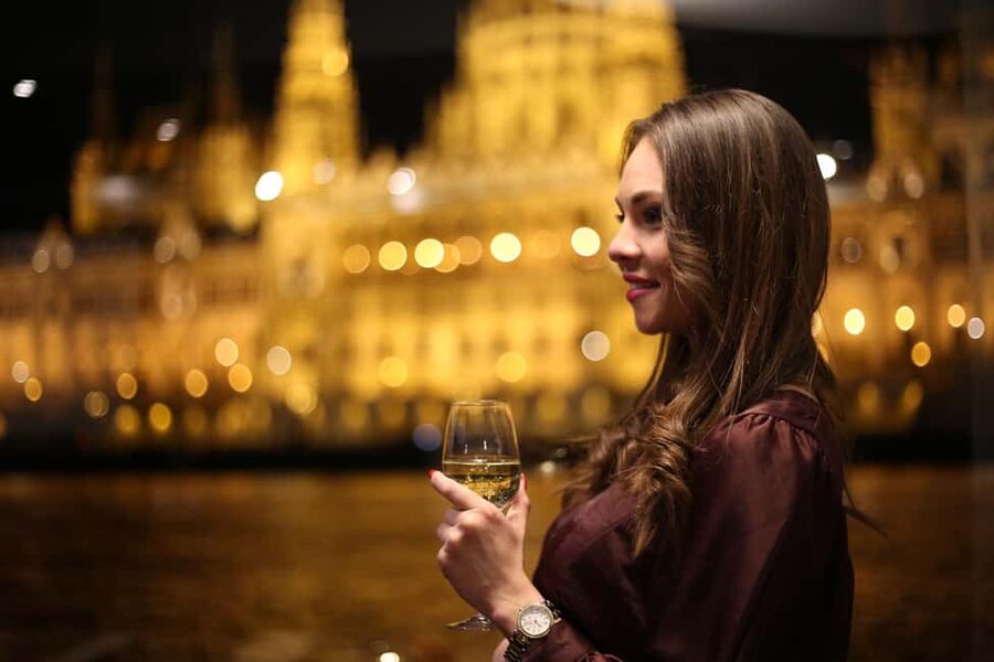 Budapest: Danube Cruise with Folk Dancing and Drinks - Three drinks, with food as a separate choice