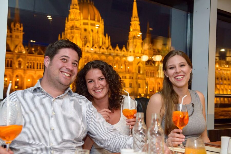 Budapest: Danube Drink and Piano Show - Chain Bridge and the central Danube
