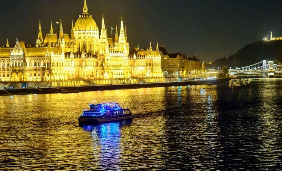 Budapest: Danube Drink and Piano Show - Müpa and the National Theatre