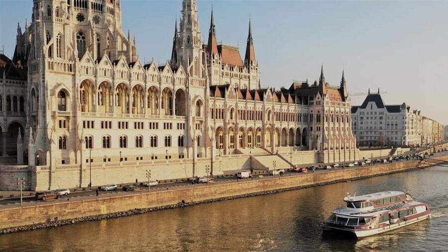Budapest: Danube River City Lights Express Cruise - Upper Deck Seats, Cold Weather, and Crowds