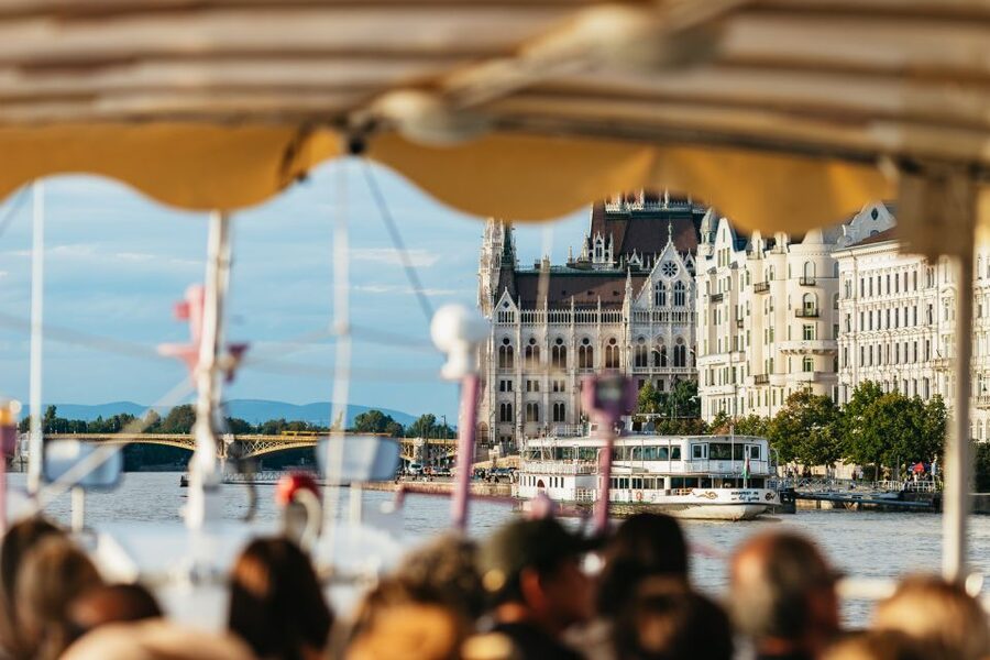 Budapest: Danube River City Lights Express Cruise - Chain Bridge and the First Big View